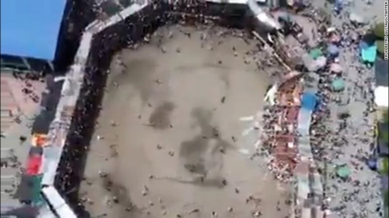 哥倫比亞驚悚意外！鬥牛場看台坍塌釀死傷　空拍畫面曝