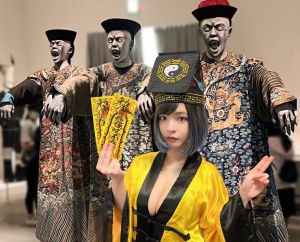 ▲郭鬼鬼扮可愛道士現身殭屍展,胸前事業線吸睛。(圖/郭鬼鬼IG) ▲郭鬼鬼扮可愛道士現身殭屍展,胸前事業線吸睛。(圖/郭鬼鬼IG)