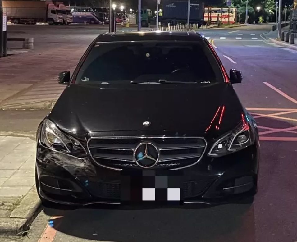 ▲林男拿著改造手槍，試圖搶奪一輛黑色賓士車，眼見車主夫妻不配合，林男竟當街開槍，並強拉車主下車。（圖／翻攝畫面）