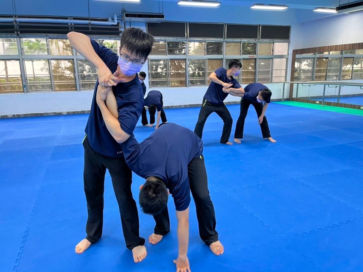▲湯立於移民署訓練中心柔道場演練綜合逮捕術。（圖／移民署提供）
