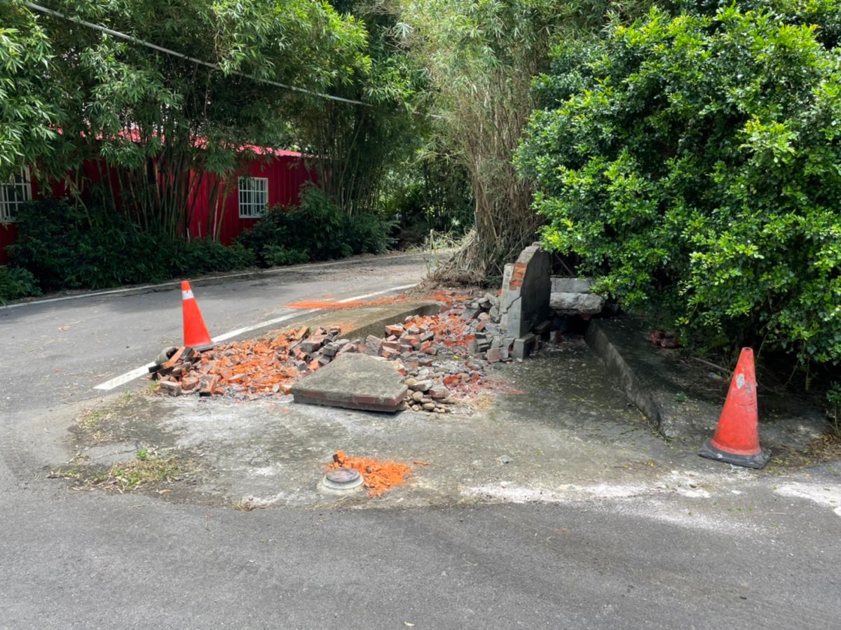 ▲土地公廟遭貨運曳引車撞倒，現場幾乎看不出土地公廟的樣子。（圖／記者李春台翻攝）