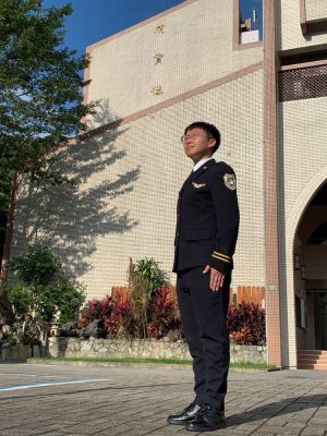 (圖/移民署提供) ▲張秀雯身著移民官制服結訓於移民署訓練中心虎賁樓前留影。(圖/移民署提供)