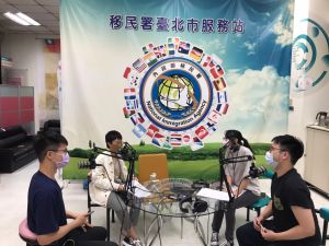 ▲新住民二代張秀雯(左二)及湯立(左一)錄製移民署podcast節目。（圖／移民署提供）