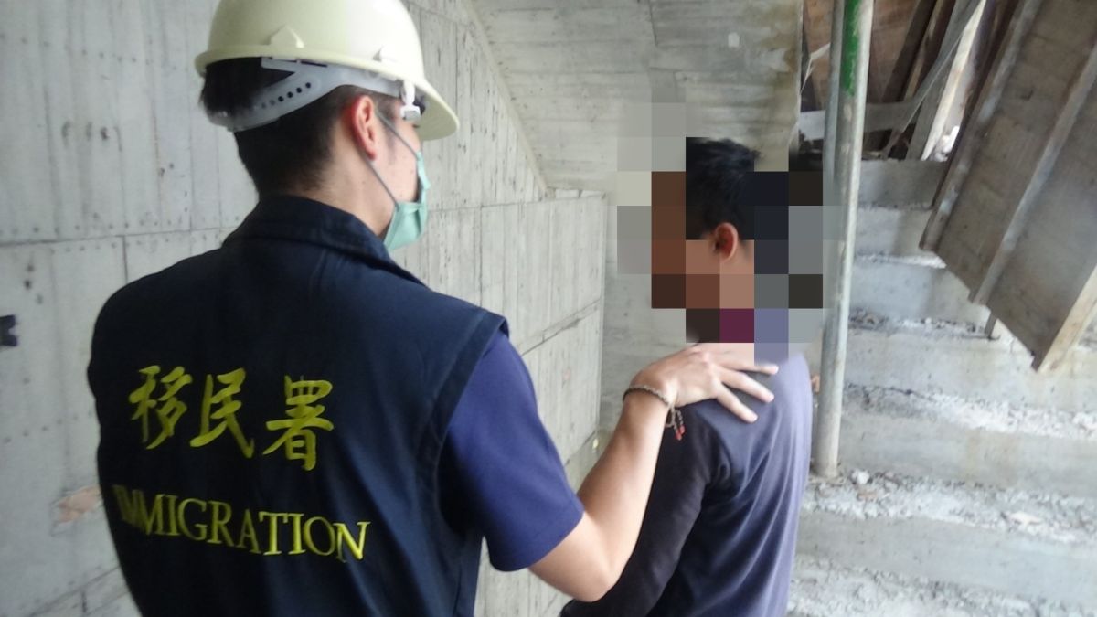 ▲移民署雲林縣專勤隊移民官查獲失聯移工。（圖／移民署提供）