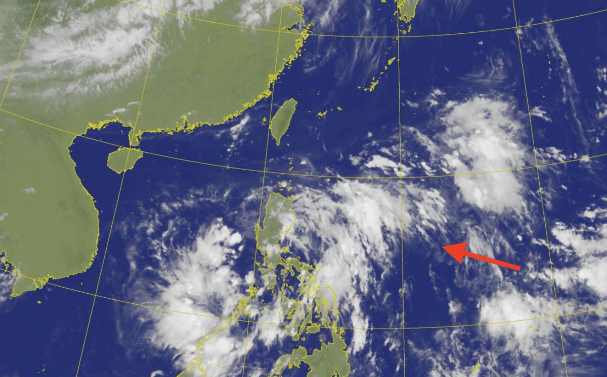 ▲目前從南海到菲律賓東方海面上正有一個低壓帶（紅色箭頭處）逐漸形成，氣象局研判下半週低壓帶中可能有熱帶擾動發展，有機會生成颱風。（圖／翻攝中央氣象局官網）