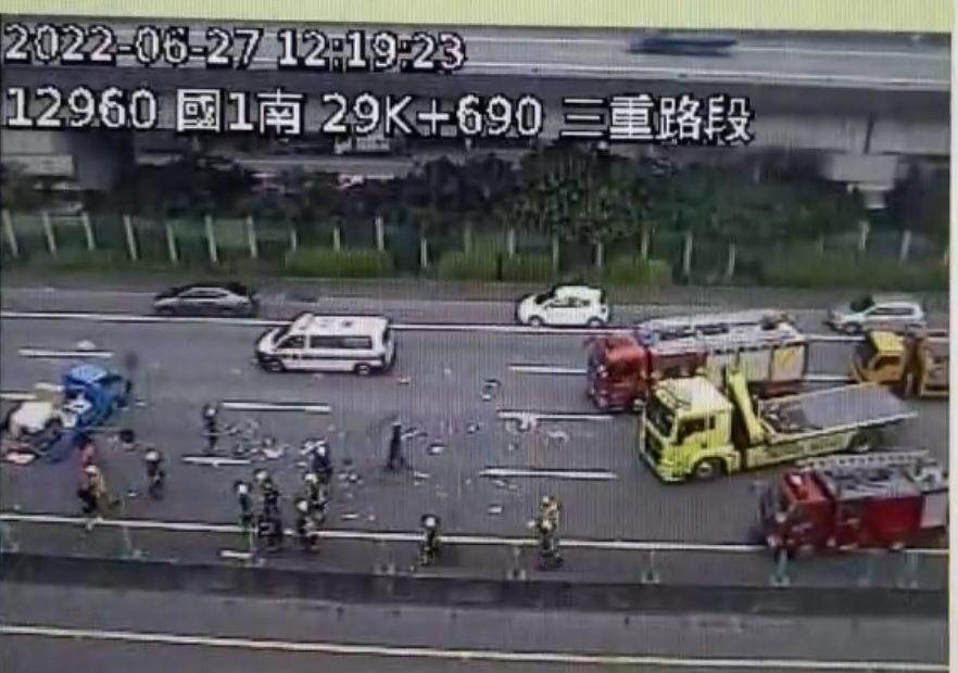 ▲國1北上車禍！貨車疑打滑翻覆釀2傷。（圖／翻攝畫面）