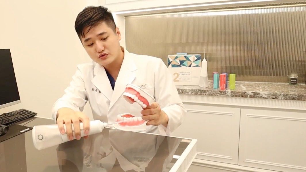▲多數人刷牙只關注齒面清潔，欣美牙醫診所副院長賴志彥提醒可用抗菌沖牙機加強齒縫清潔，預防汙垢累積。（圖／欣美牙醫診所提供）