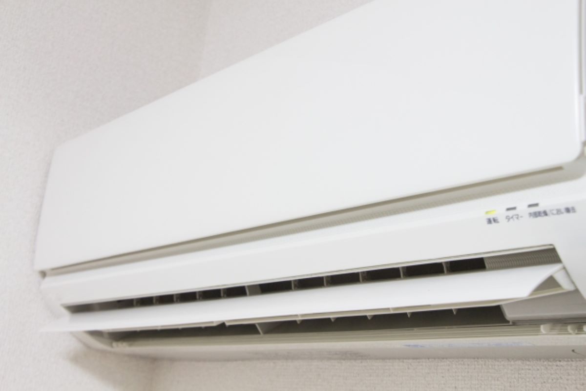 ▲有網友好奇詢問「以前沒冷氣都怎麼降溫？」而引來過來人以「一句話」突破盲點，點出過去與現代的差異。（示意圖／翻攝photoAC）