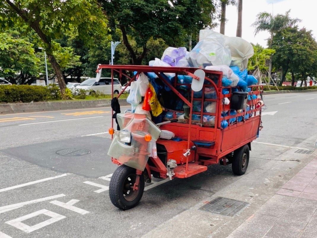 ▲拾荒男的生財工具三輪車。（圖／移民署提供）