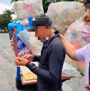 拾荒男真實身分竟為越南失聯移工(左一)。(圖/移民署提供) ▲拾荒男真實身分竟為越南失聯移工(左一)。(圖/移民署提供)