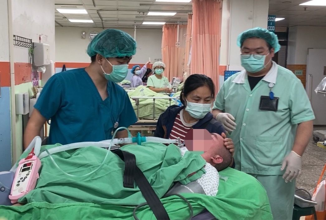 ▲阿輝為了給家人更好的生活來到台灣工作，卻不幸在工作時發生職災意外，送醫院搶救，老婆小劉馬上趕到台灣就近照顧。（圖／移民署提供）