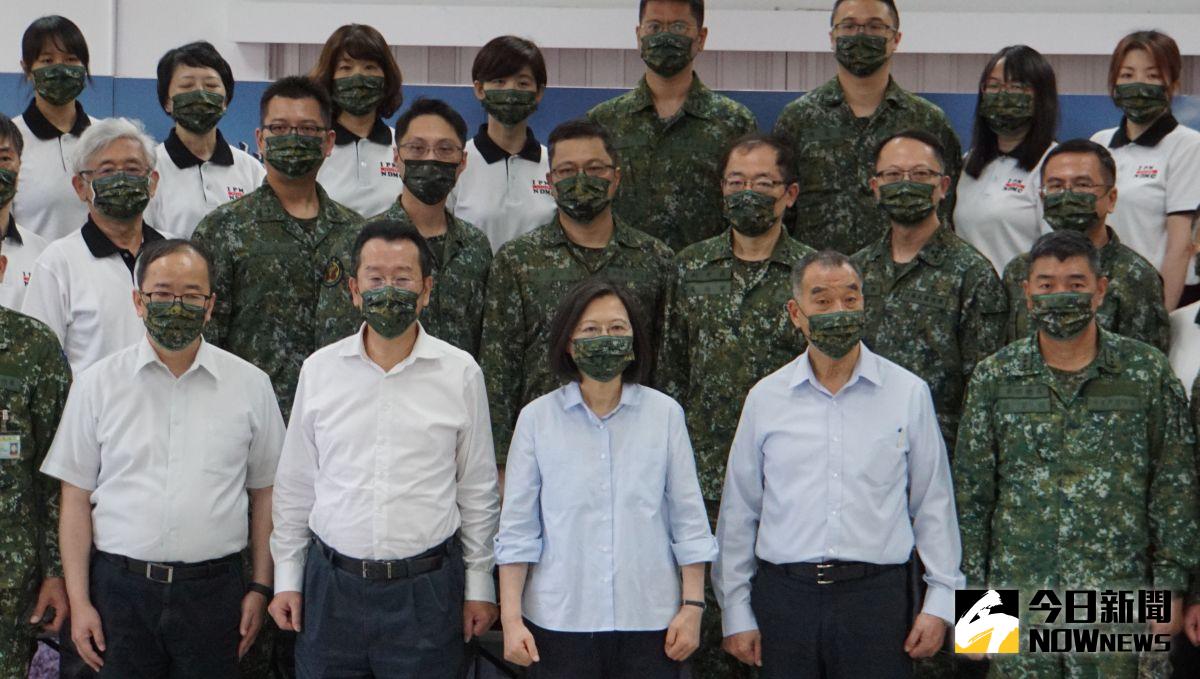 ▲媒體報導，國安會秘書長顧立雄（左二）從國安會副秘書長陳文政（左一）手中取得潛艦國造主導權，海軍嚴正駁斥。（資料照／記者呂炯昌攝）