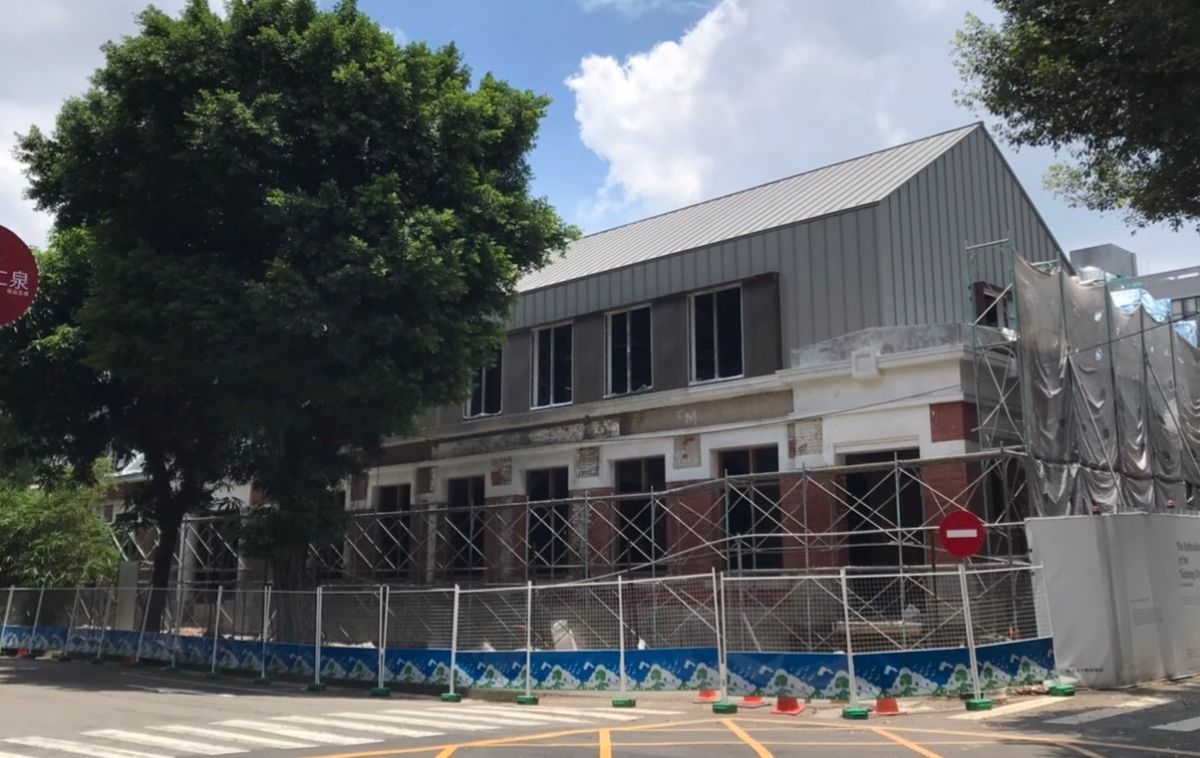 ▲修復中的大屯郡役所近日拆除圍籬，因以鐵皮屋頂增建二樓，被網友批評像大型鴿舍。（圖／台中文化小尖兵粉絲頁，2022.06.27）