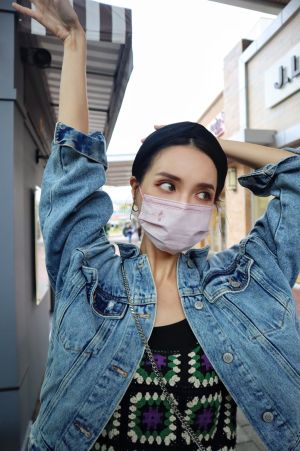 12星座「幸運色」口罩穿搭!巨蟹柔美粉 獅子中性色百搭 ▲浪漫雙魚座選用「淡紫芋粉」也能帥氣有個性。(圖/JINJIN提供)