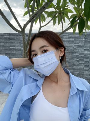 12星座「幸運色」口罩穿搭!巨蟹柔美粉 獅子中性色百搭 ▲射手座「船塢粉藍」很適合涼夏。(圖/JINJIN提供)