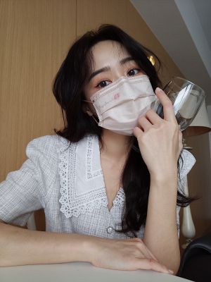 12星座「幸運色」口罩穿搭!巨蟹柔美粉 獅子中性色百搭 ▲雅緻的「奶油霜白」顯現處女座內斂。(圖/JINJIN提供)