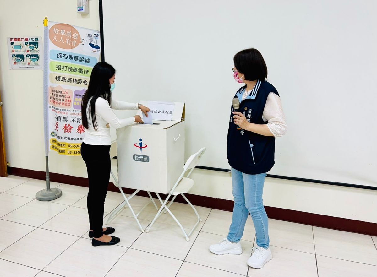 ▲為因應年底的地方公職人員選舉，雲林縣服務站及專勤隊向新住民進行宣導。（圖／移民署提供）