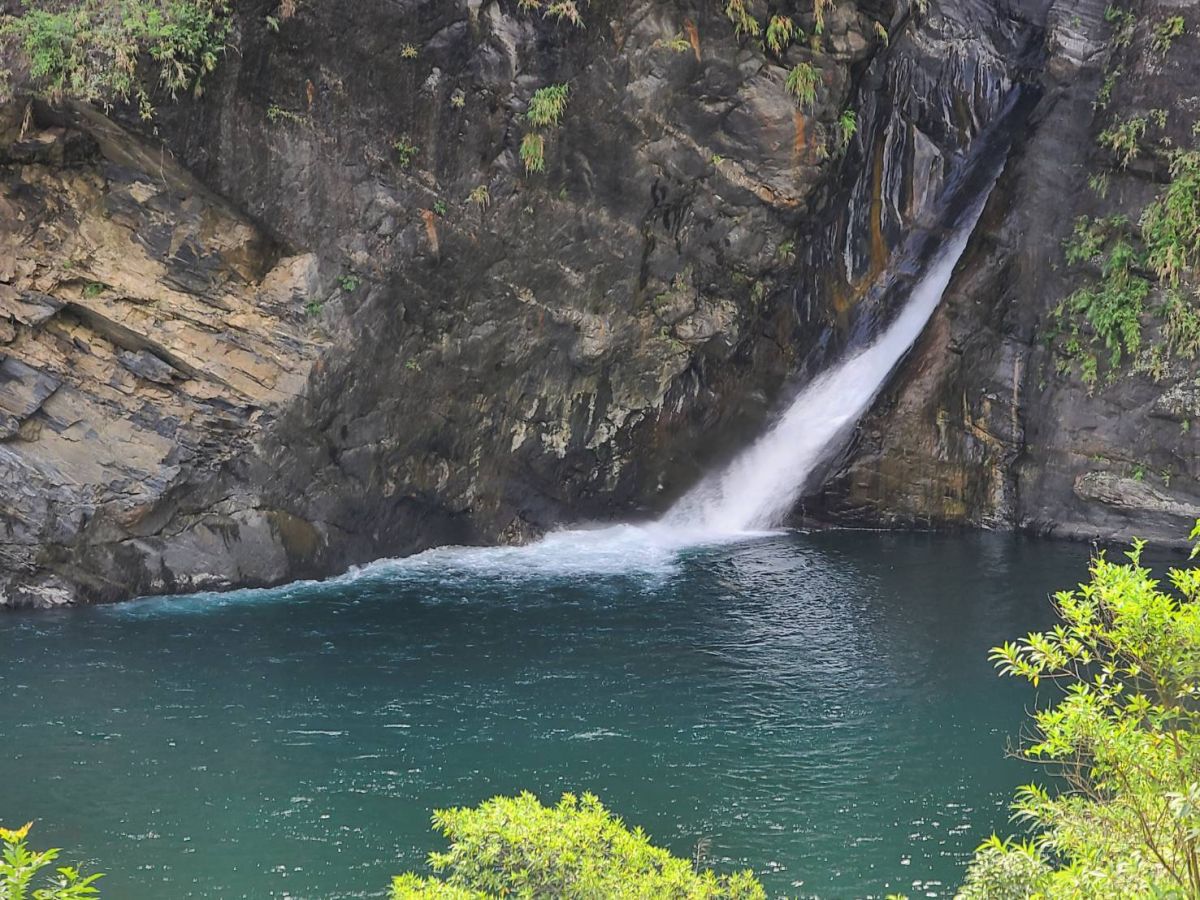 ▲屏東獅王瀑布傳出戲水意外，1名男子失蹤1天身亡。（圖／翻攝畫面）