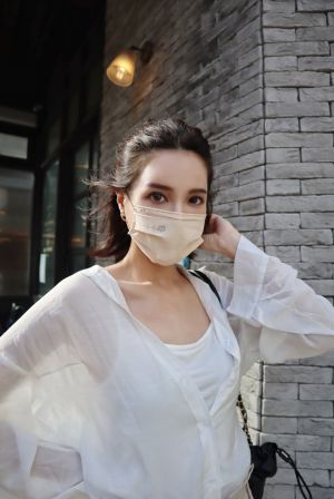 12星座「幸運色」口罩穿搭!巨蟹柔美粉 獅子中性色百搭 ▲寧靜柔美的「楓葉流沙」適合愛好和平的天秤座。(圖/JINJIN提供)