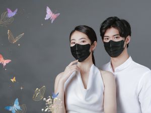 12星座「幸運色」口罩穿搭!巨蟹柔美粉 獅子中性色百搭 ▲想打造完美立體小臉必戴黑鳳蝶款式。(圖/明基提供)