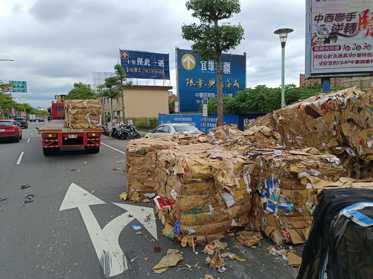 ▲這輛曳引車在轉彎時疑似重心偏移，導致車上裝載貨物散落，造成路口交通大打結。（圖／記者李春台翻攝）