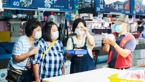 ▲嚴藝文(左起)、鍾欣凌和楊貴媚替《老少女奇遇記》增添不少樂趣。(圖/桂田文化藝術基金會提供) ▲嚴藝文(左起)、鍾欣凌和楊貴媚替《老少女奇遇記》增添不少樂趣。(圖/桂田文化藝術基金會提供)