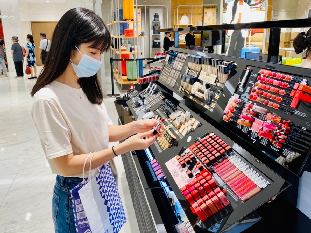 ▲遠東SOGO百貨台北店看準疫情趨緩時刻，延後近兩週時間於明（28）日才開跑年中慶，並直接下殺5折起、搭配超市買一送一等回饋加強折扣力道，相當有信心要拚業績翻倍成長。（圖／記者蕭涵云攝）