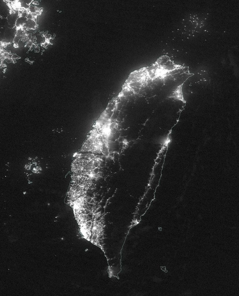 ▲氣象局局長鄭明典今日在臉書分享一張夜空衛星空拍圖，璀璨的燈火映照台灣，讓網友直呼：「美呆了」。（圖／翻攝鄭明典臉書）