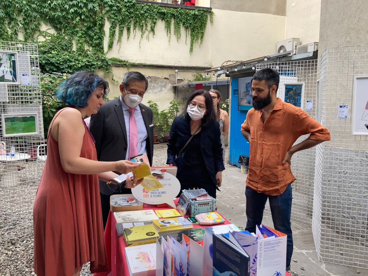 ▲米蘭NOI Altri文化協會代表Andrea Angeli（右1）及Alice Piciocchi（左1）為駐義大利代表處李新穎大使（左2）與文化組長鄧美容（右2）導覽參展插畫家作品。（圖／文化部提供）