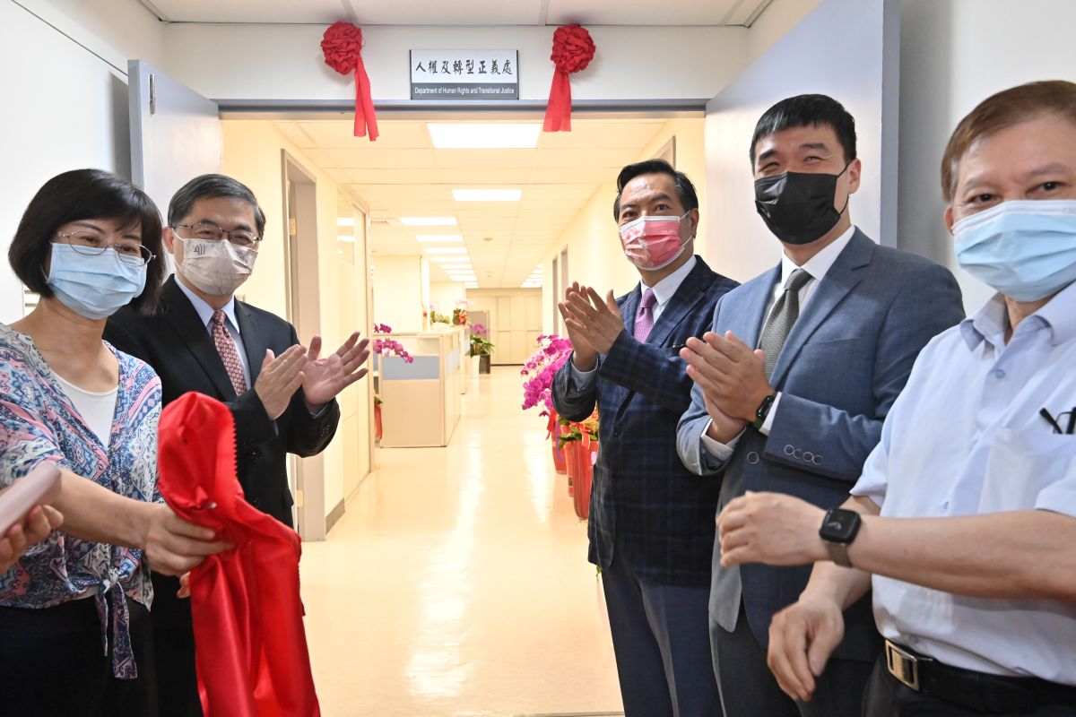 ▲行政院人權及轉型正義處今（27）日上午舉行揭牌儀式。（圖／行政院提供）