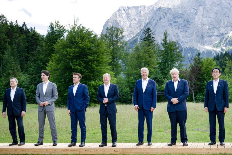 ▲G7成員國元首，左起為義大利總理德拉吉、加拿大總理杜魯道、法國總統馬克宏、德國總理蕭茲、美國總統拜登、英國首相強生、日本首相岸田文雄。（圖／美聯社）