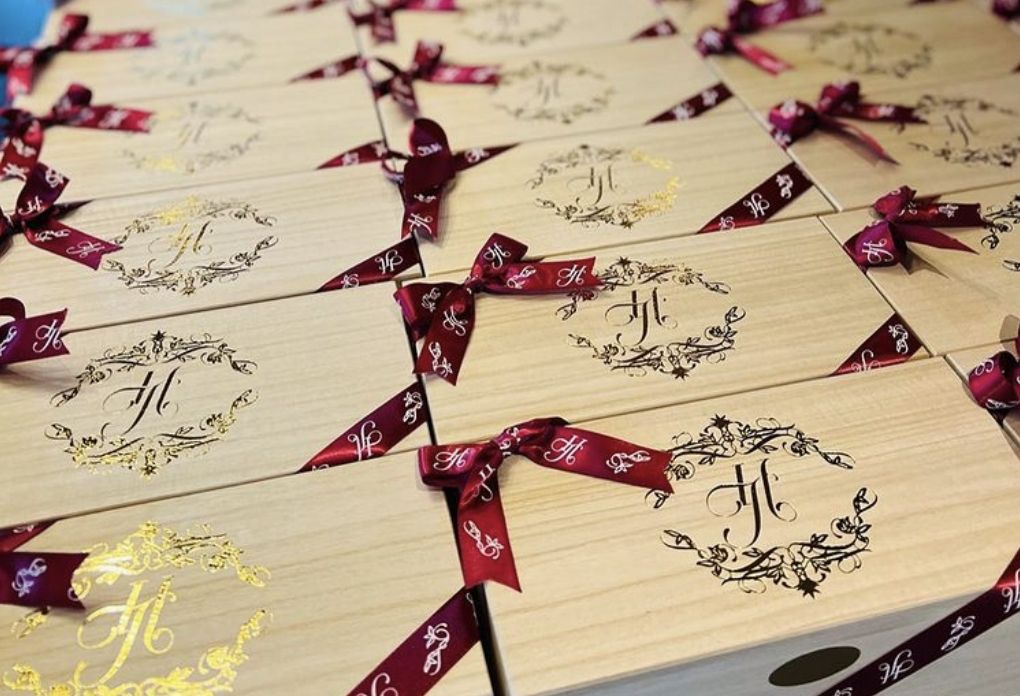 ▲今夏野餐必吃新甜點Top 3！天王周杰倫與昆凌3女兒的彌月禮是來自東京「YOKU MOKU」雪茄蛋捲；王策冠軍咖啡最新聯名「creammm.t」三溫糖蝴蝶酥；「Aunt Stella詩特莉」x YUYU ACTIVE美式服飾打造可愛野餐組。（圖／翻攝自昆凌IG）