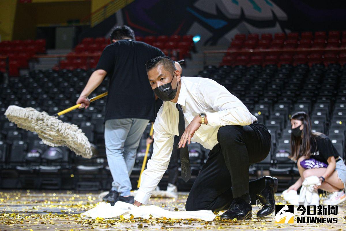 ▲富邦勇士奪冠，執行長黑人陳建州默默擦地。（圖／葉政勳攝）