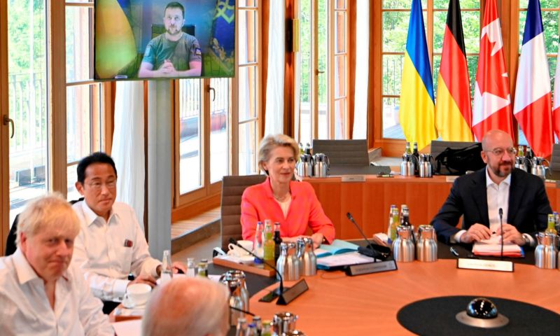 ▲歐盟執委會主席范德賴恩（著紅衣者）在七大工業國集團（G7）高峰會表示，民主國家必須支持勇敢的烏克蘭，這次峰會傳達的訊號是西方將繼續與烏克蘭站在一起。（圖／美聯社／達志影像）