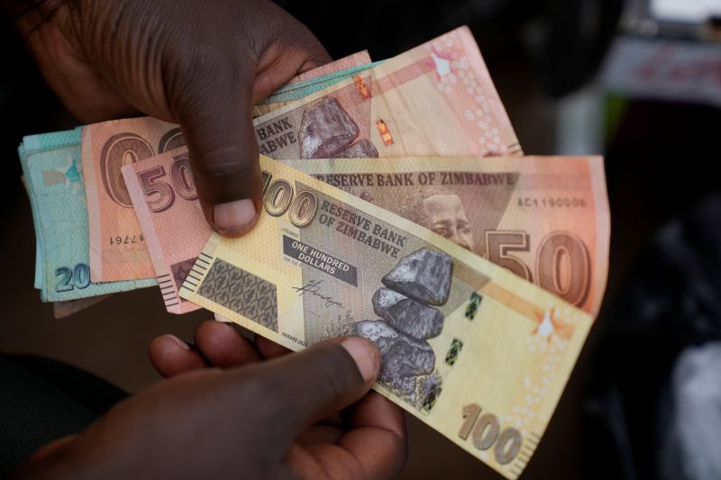 ▲辛巴威貨幣重貶76.74%，通膨率恐已爆衝至417%。圖為辛巴威貨幣。（圖／美聯社／達志影像）