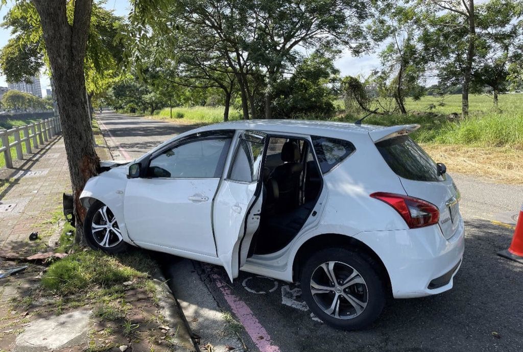▲高雄市警察局楠梓分局27日上午接獲民眾報案有車禍，員警到場發現有白色轎車自撞路樹，現場卻不見駕駛，且在車輛附近拾獲子彈與彈殼共20多顆，警方急追車主，釐清案情。（圖／民眾提供 中央社記者曾以寧傳真 111年6月27日）