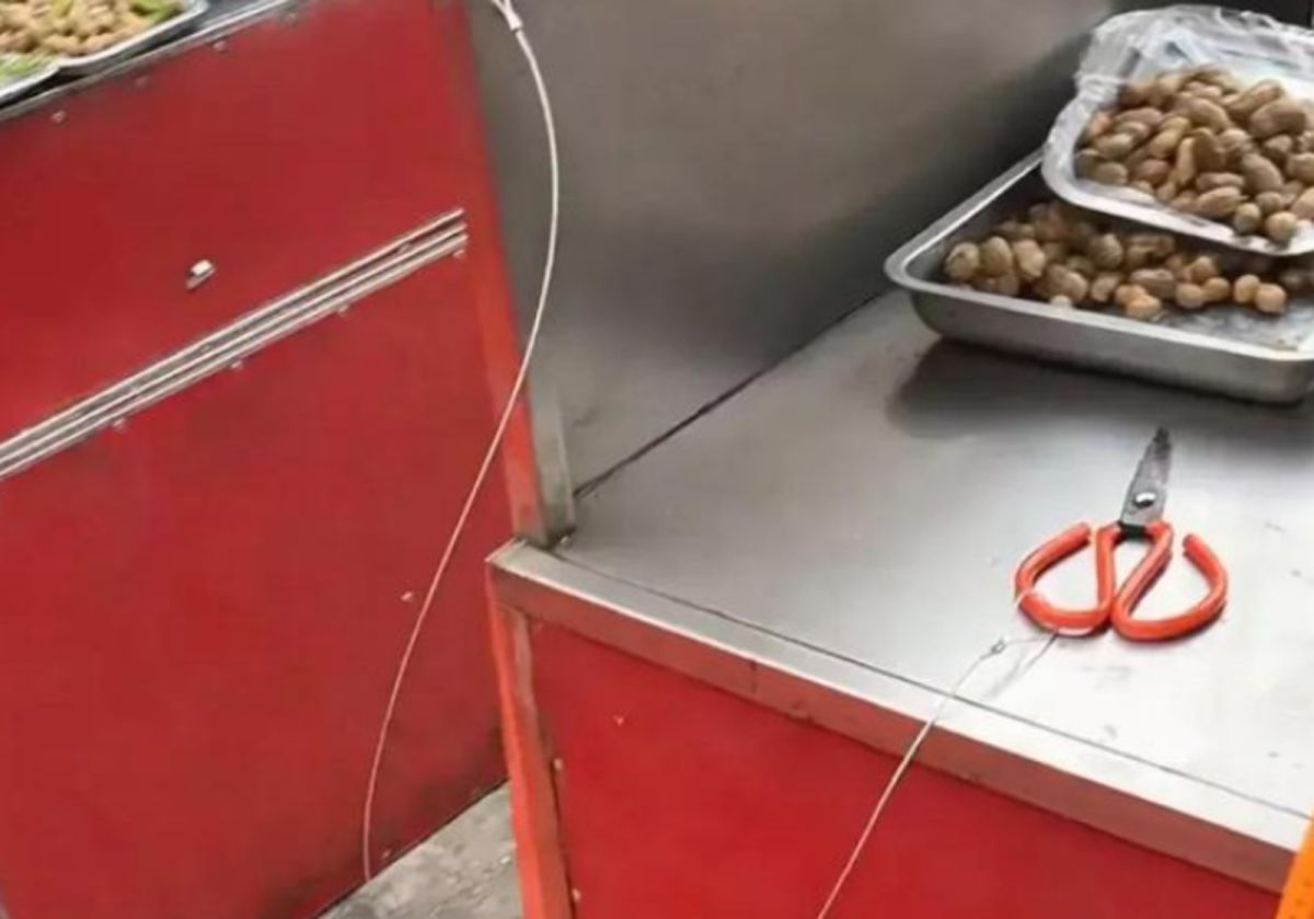 ▲近日有聲稱是河北秦皇島的居民上傳網路短片，顯示餐廳使用的菜刀被綁住，剪刀也被固定。（圖／翻攝自網易）