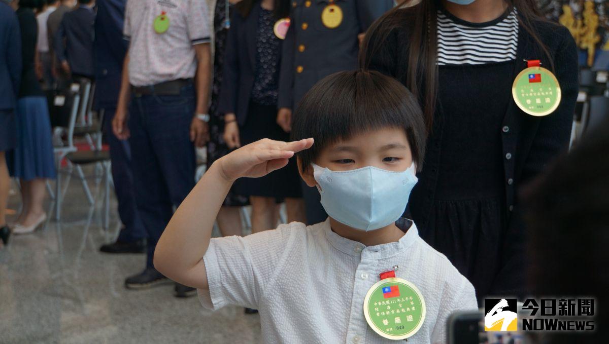 ▲「中華民國111年上半年陸海空軍晉任將官勗勉典禮」，6歲將官眷屬向總統蔡英文敬禮，模樣極為可愛。（圖／記者呂炯昌攝，2022.06.28）