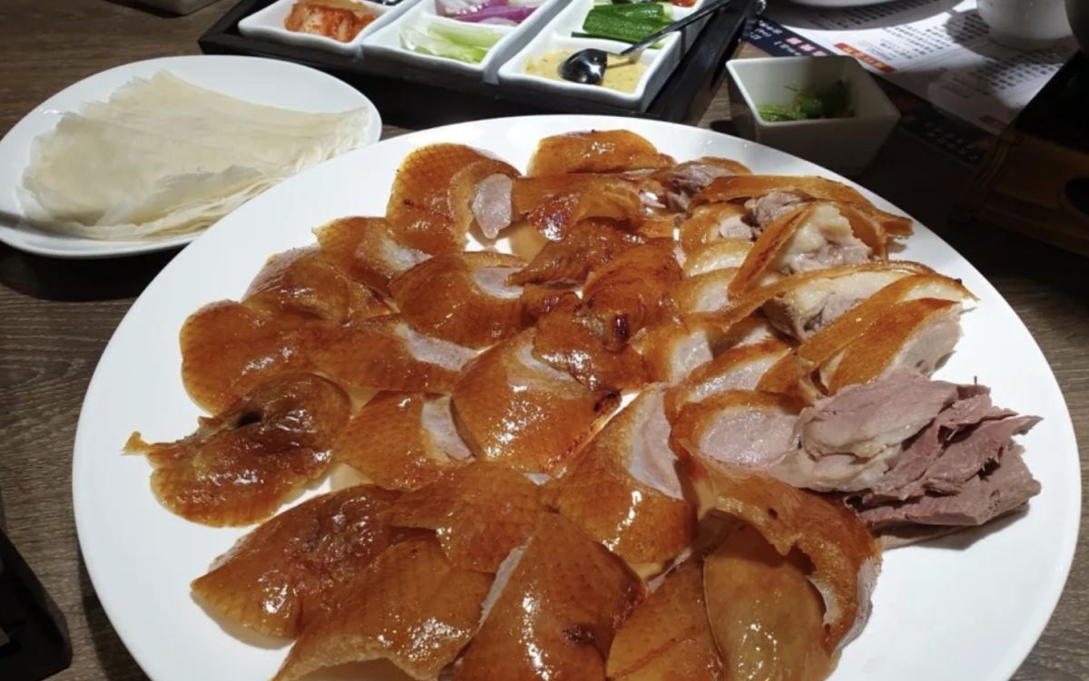 ▲北平烤鴨是不少老饕的最愛，因其可以一隻多種吃法，常常店家都大排長龍，要打電話預約才買得到。（圖/NOWnews資料照）