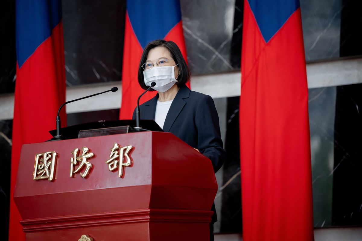 ▲作者提到，「曾幾何時，中華民國總統淪為臉書社群經營者，避談重要國政？」（圖／總統府提供）