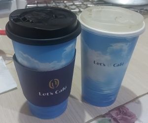 ▲業者表示,封膜取代塑膠杯蓋後,可讓每杯冷飲減少85%塑膠用量。(圖/取自「全家便利商店 / 7-11 超商新品&好物分享區」) ▲業者表示,封膜取代塑膠杯蓋後,可讓每杯冷飲減少85%塑膠用量。(圖/取自「全家便利商店 / 7-11 超商新品&好物分享區」)