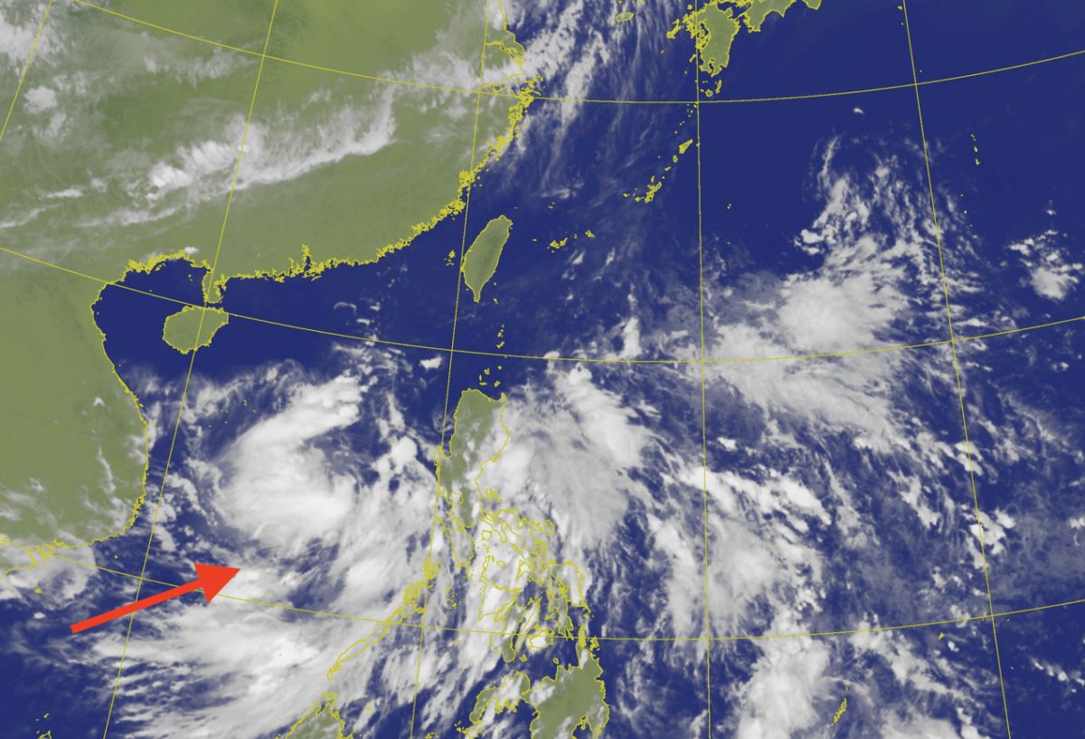 ▲目前從南海到菲律賓東方海面上形成一個大低壓帶（紅色箭頭處），預估可能有熱帶擾動進一步發展，週末逐漸北移將影響台灣陸地天氣。（圖／翻攝中央氣象局官網）