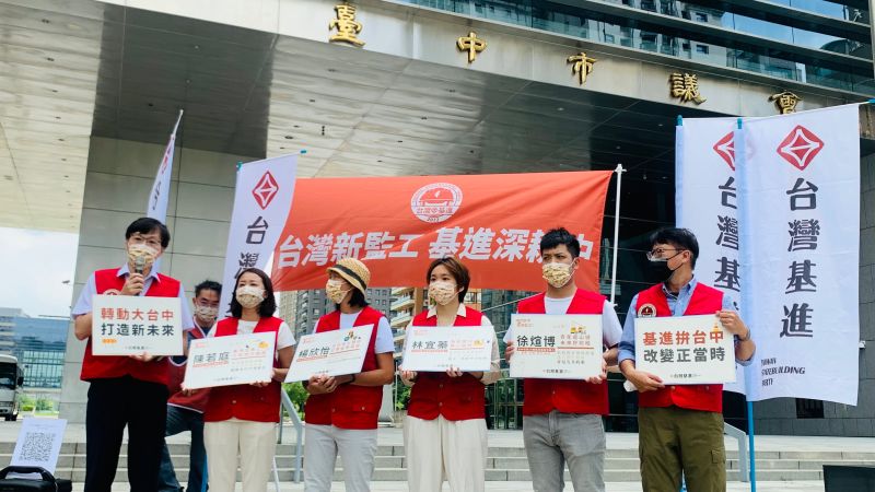 ▲台灣基進黨主席陳奕齊（右一）在台中市議會廣場舉行提名記者會，希望年底把4位年輕人送進議會。（圖／記者顏幸如攝，2022.06.28）
