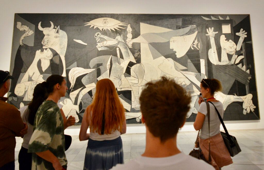 ▲北大西洋公約組織峰會明天將在西班牙首都馬德里展開，約30名反戰人士今天在市內蘇菲亞王后國家藝術中心博物館一幅畢卡索描繪戰爭恐怖的歷史畫作「格爾尼卡」前表達抗議。（圖／美聯社）