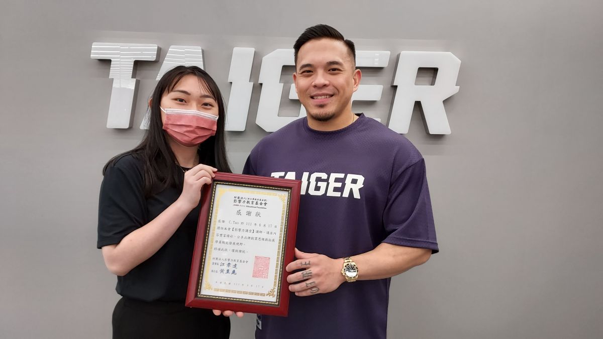 ▲影響力講堂邀請知名YouTuber同時也是TAIGER健身服飾創辦人Tao(右)分享並於講座後致贈感謝狀。(圖／影響力教育基金會提供)