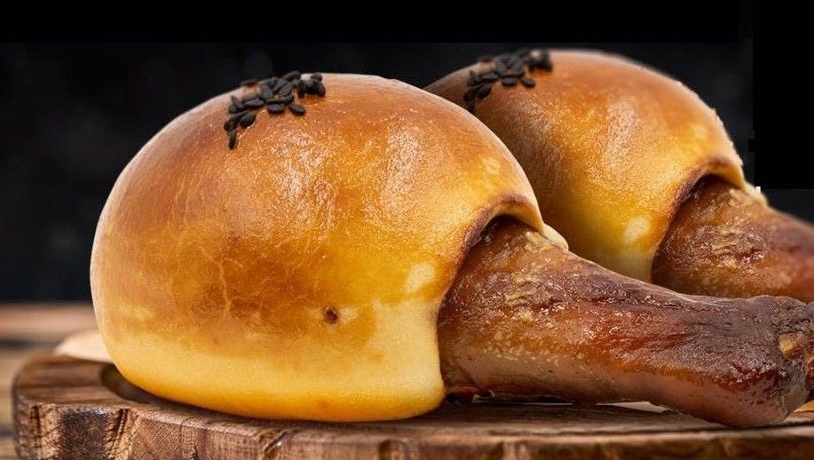 ▲東區港式茶餐廳「荷李活茶街」推出起司雞腿包，售價80元。（圖／業者提供）