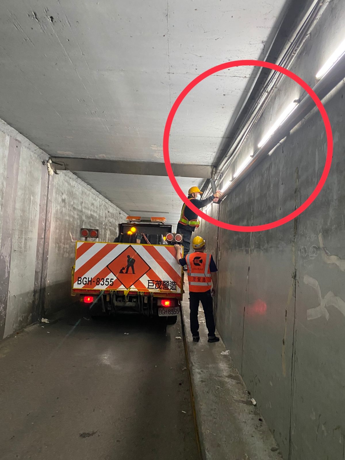 ▲新竹市光復路一段576巷高速公路涵洞上方漏水，龍山里長張文興爭取修補。（圖／張文興提供）