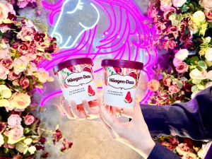 ▲哈根達斯盛夏新品「西瓜草莓」冰淇淋，以濃郁微甜的西瓜冰淇淋佐甜蜜草莓醬。（圖／馬辣集團提供）