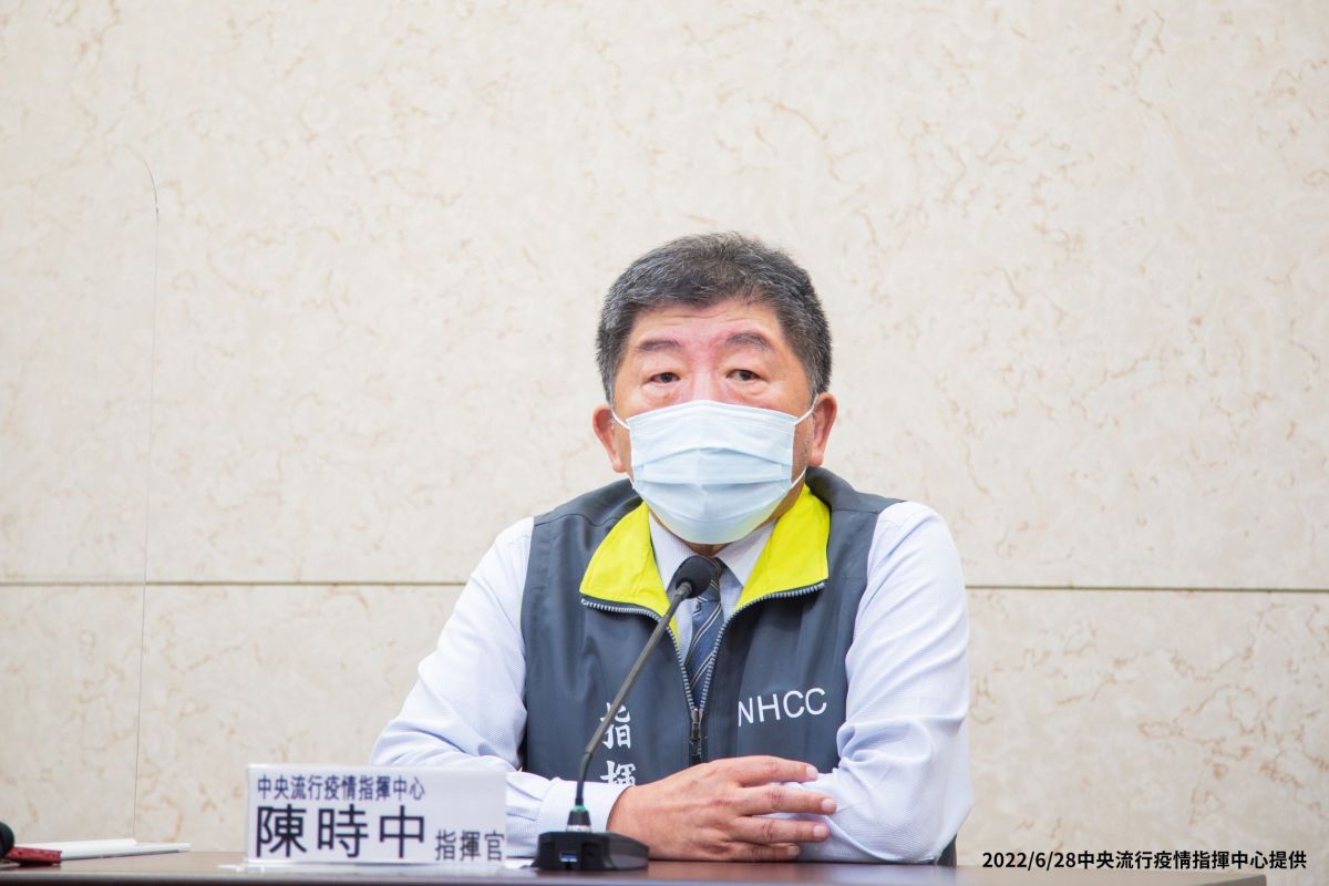 ▲衛福部長、中央流行疫情指揮中心指揮官陳時中今（28）日下午突現身記者室強調，食藥署檢驗水產品皆為陰性。（圖／指揮中心提供）