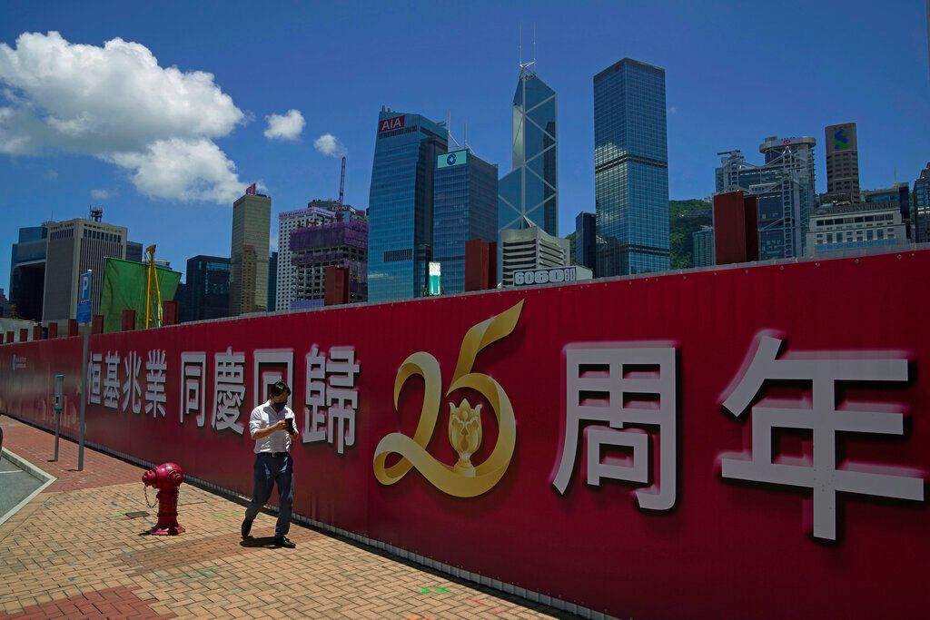 ▲香港7月1日將迎來主權移交25週年，港警證實中共領導人習近平將出席相關活動，而氣象預報指出，七一當天香港「橫風橫雨」，天候惡劣。（圖／美聯社／達志影像）